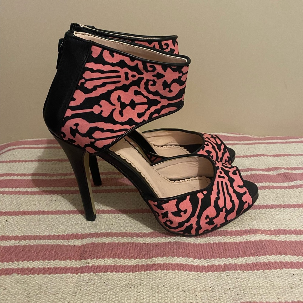 Floral Pink & Black Pumps 🖤💖